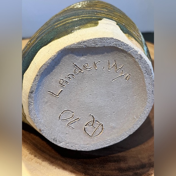 Lander WY Studio Pottery Ribbed Jug Pitcher Artist Signed. Circa 1970 - Picture 11 of 11